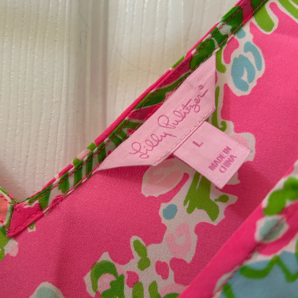 Lilly Pulitzer sleeveless ham top. V neckline. 100% silk. - Picture 5 of 5